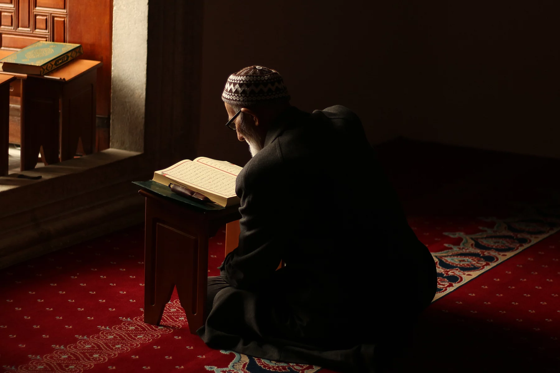 Elderly man reading the Qur'an