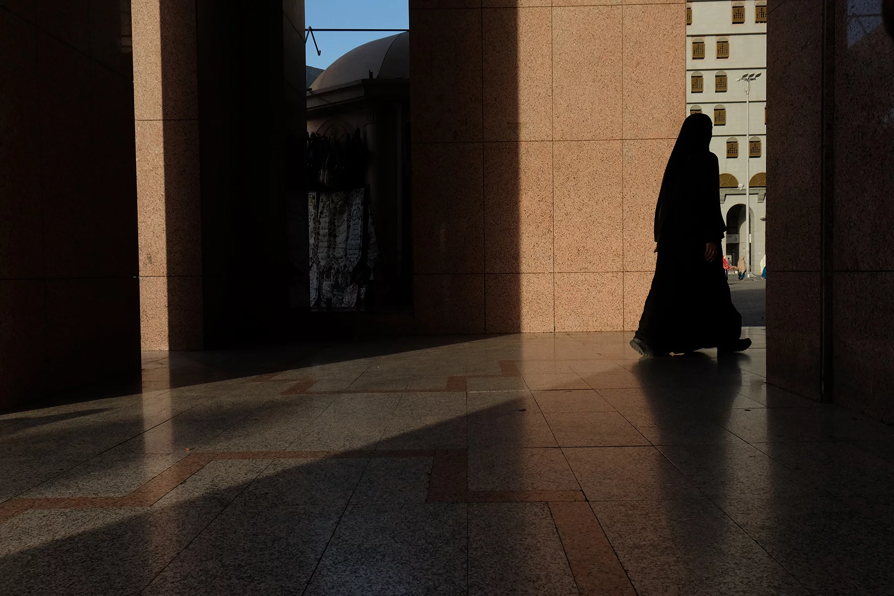 Người phụ nữ bước ra khỏi nhà thờ Hồi giáo ở Medina, Ả Rập Saudi