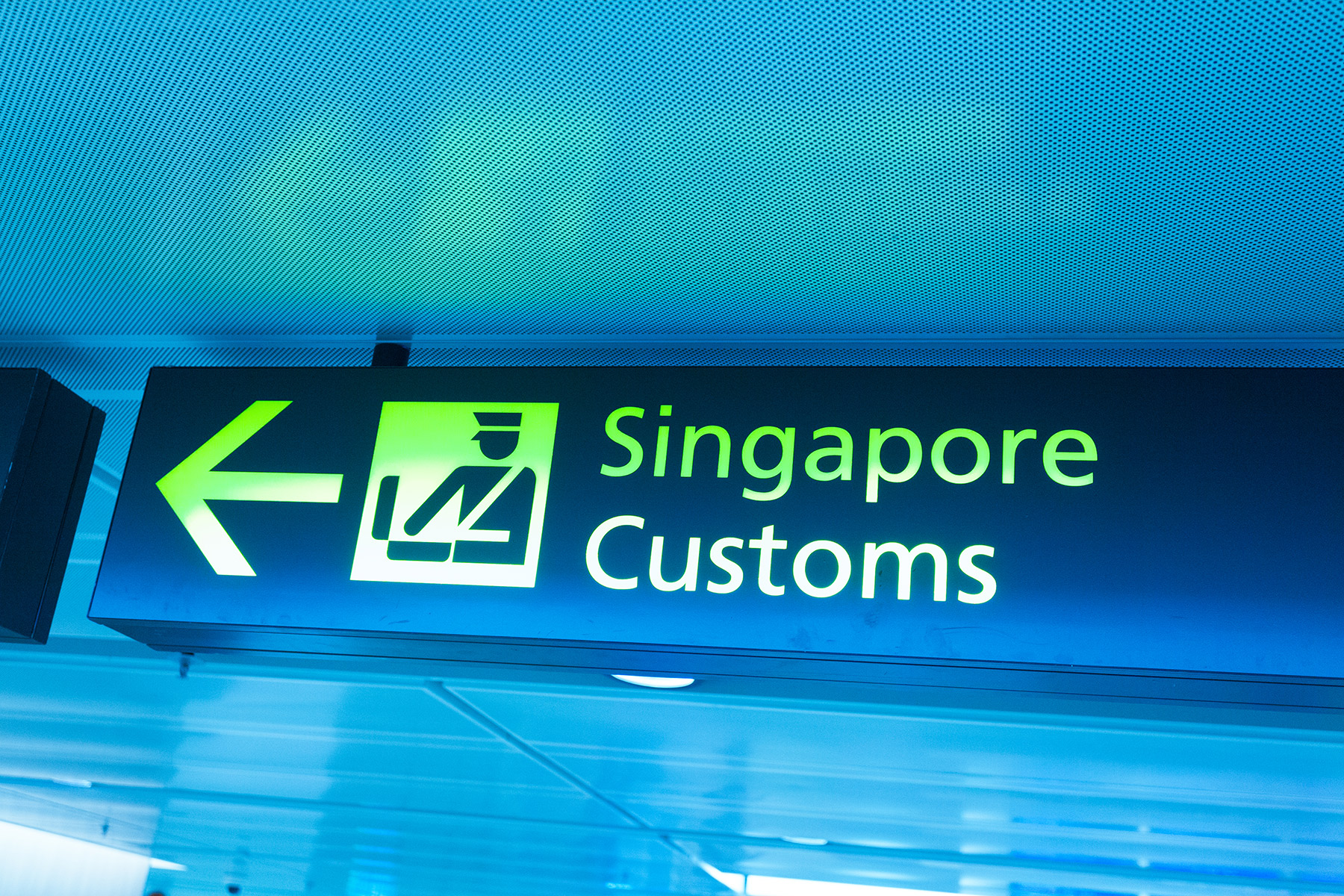 Sign in an airport saying "Singapore Customs"
