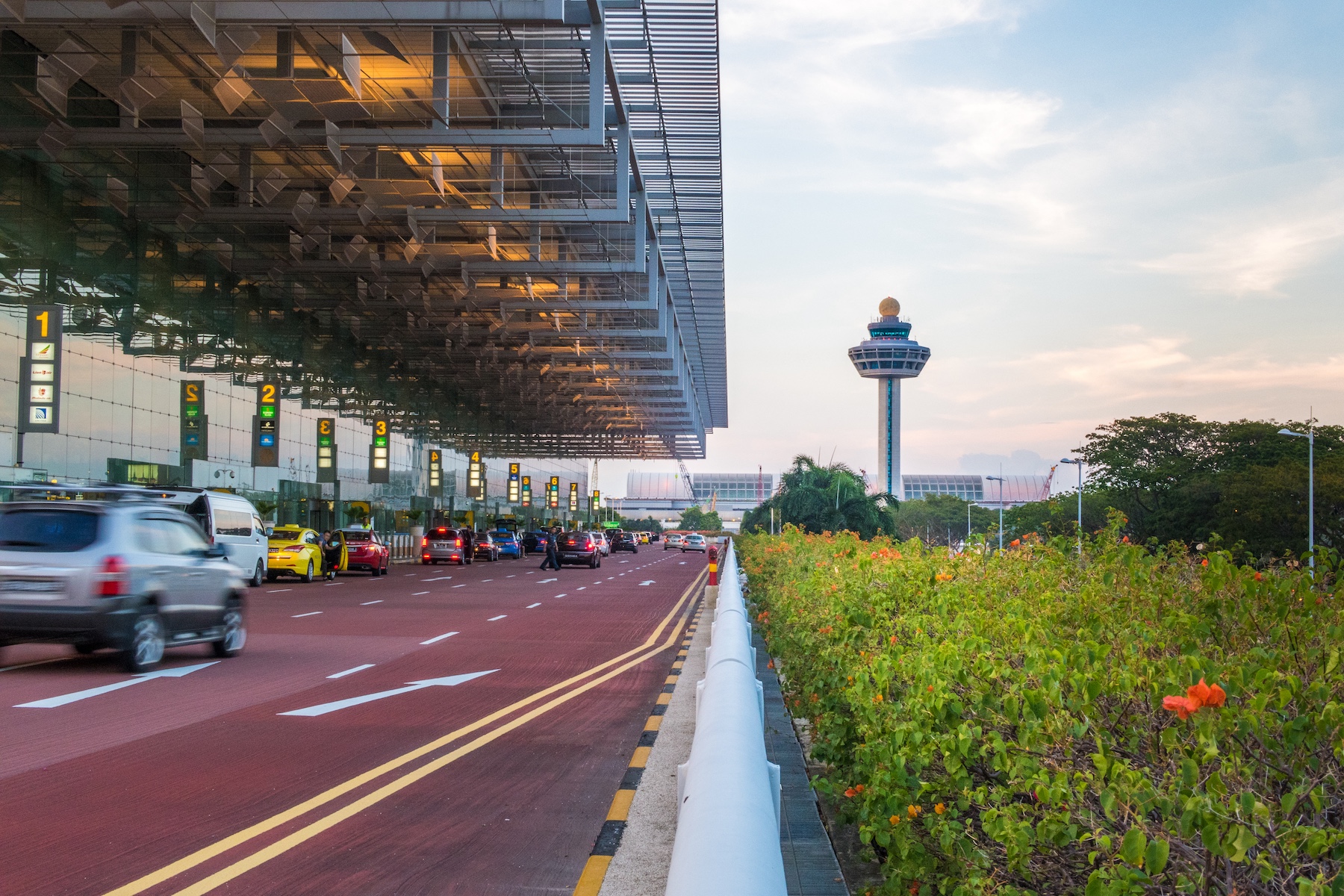 Driving lanes and drop-off spots for taxi and motor vehicle at Changi Terminal 3 airport

