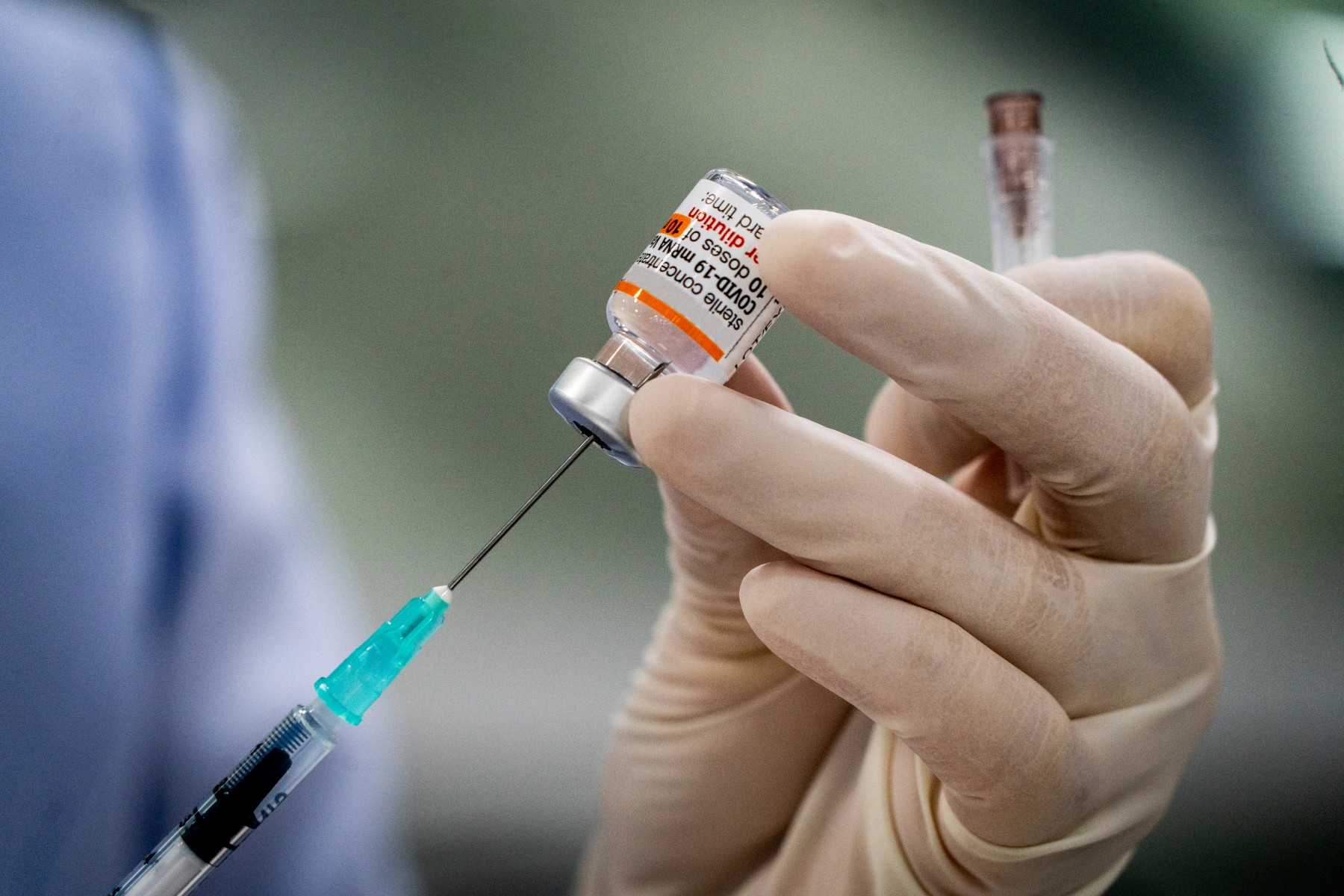 Pfizer-BioNTech COVID-19 vaccine doses being prepared by a medical worker wearing latex gloves
Photo: Matt Hunt/Getty Images

Photo: Matt Hunt/Getty Images