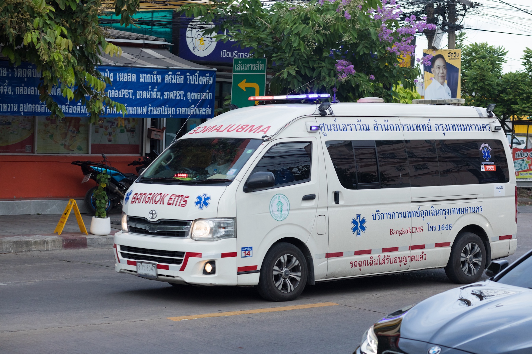 An ambulance drives down the streets of Bangkok
Wanghin Road, Bangkok, Thailand 