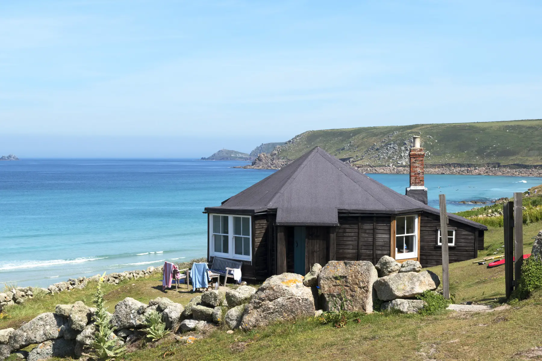 Stand-alone cottage in Cornwall faces the sea