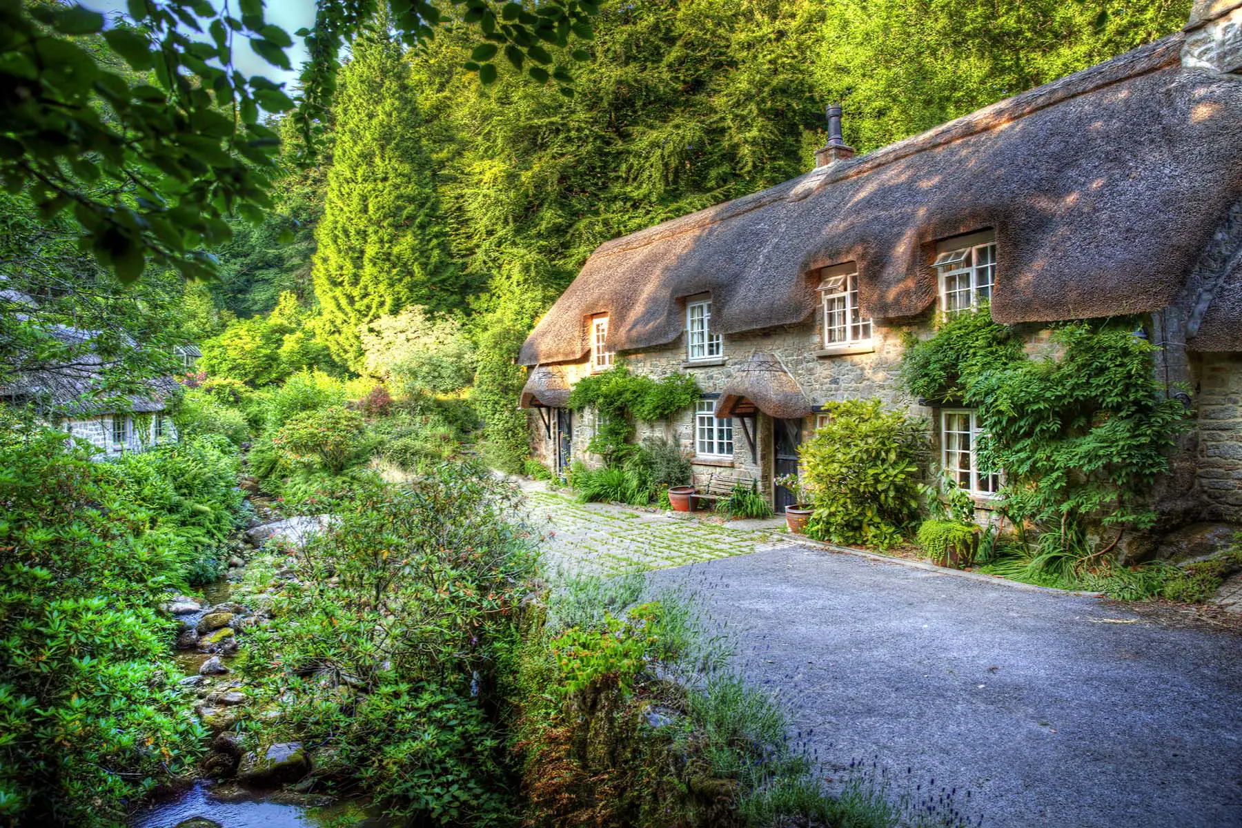 thatched cottage in lush English countryside