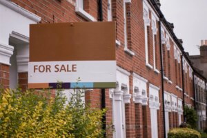 What credit score is needed to buy a house in the UK?