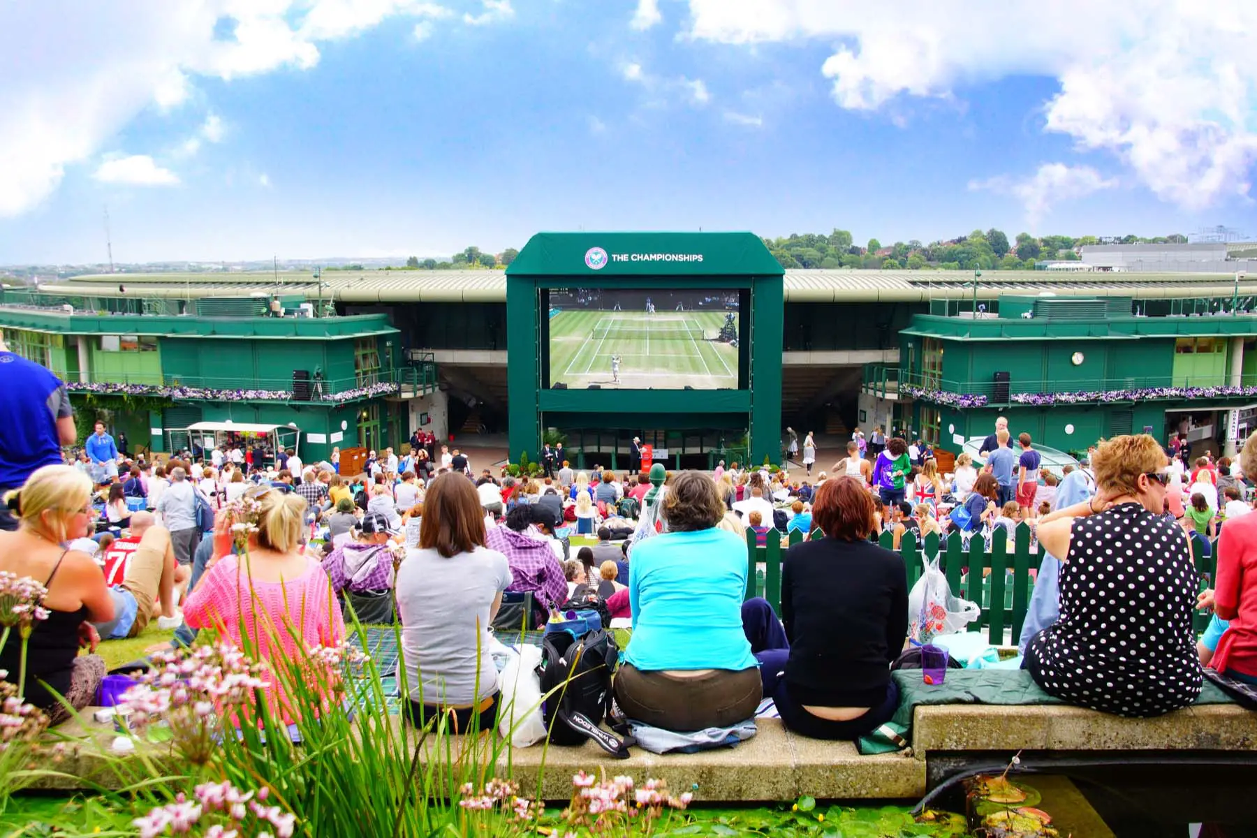 crowds watching Wimbledon
