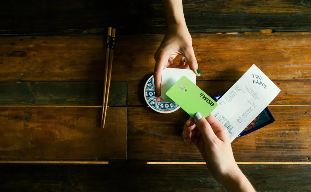 Paying for a meal at a restaurant with a Wise card.