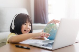 The advantages of an early bilingual education