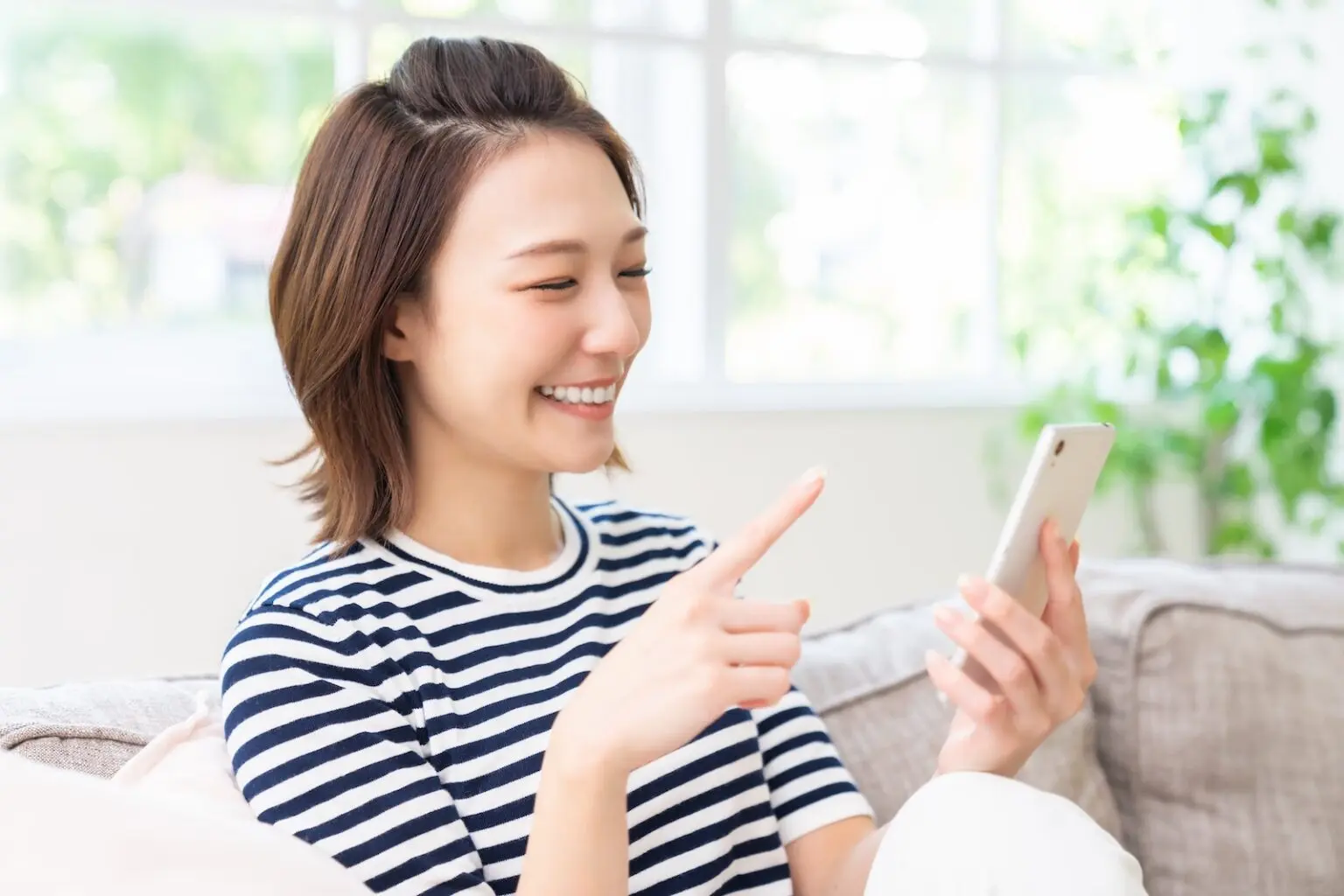 亚裔女性正在使用智能手机